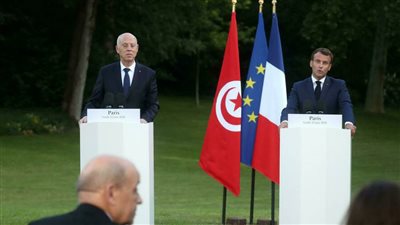 قيس سعيد يبلغ ماكرون بإجراء حوار وطني قريبا في تونس حول الأزمة السياسية