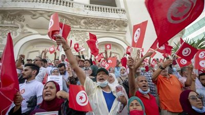 آلاف التونسيين يتظاهرون بوسط البلاد لإعلان دعمهم للرئيس قيس سعيد وللمطالبة بحل البرلمان