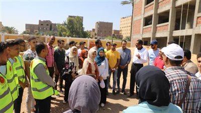 35 شابا وفتاة يتفقدون مشروعات 