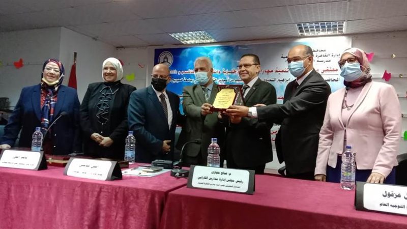 تكريم الحاضرين بالقاهرة