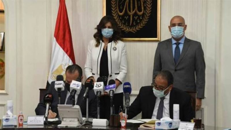 أثناء توقيع البروتوكول