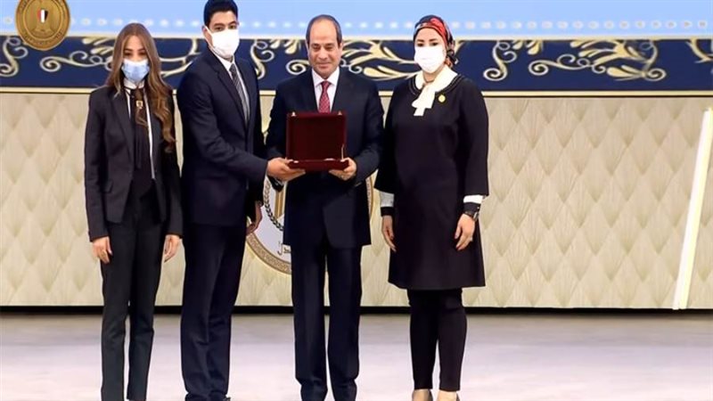 الرئيس السيسي يكرم
