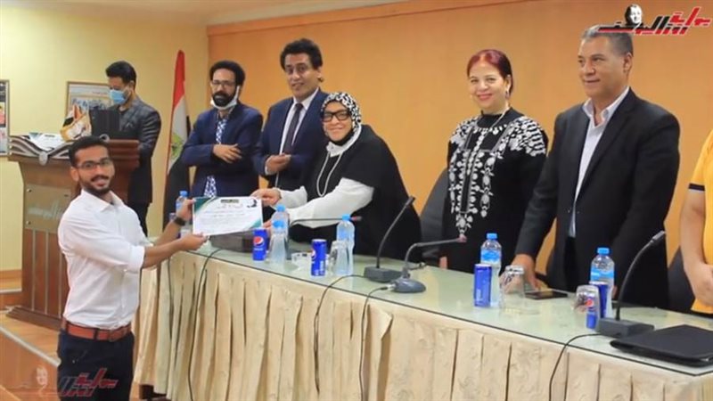 الكتاب الذهبي يحتفي