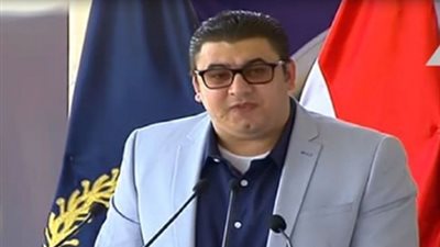 النقيب محمود الكومى أمام السيسى: فقدت عينى وقدميى لترى مصر وتقف قوية