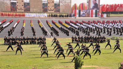طلاب الشرطة يستعرضون أمام الرئيس مهاراتهم فى الاقتحامات ومحاصرة الأعداء
