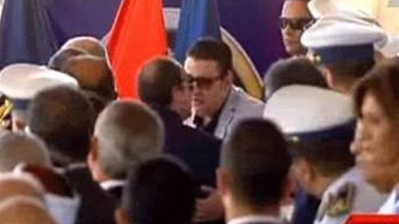 السيسى يقف لمصافحة