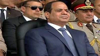 الرئيس يشهد محاكاة لتحرير رهائن احتجزهم إرهابيون فى حفل تخرج الكلية الحربية