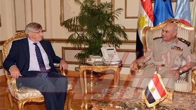 وزير الدفاع يلتقي وفد مجلس العموم واللوردات البريطانى