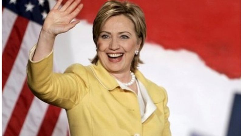 كلينتون توافق رسميا