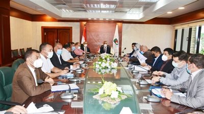 محافظ سوهاج يعقد اجتماعا مع رؤساء الوحدات المحلية لمتابعة مشروعات 