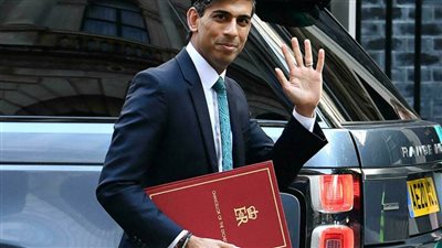 بريطانيا تتعهّد خطة دعم جديدة للعمال على وقع كوفيد