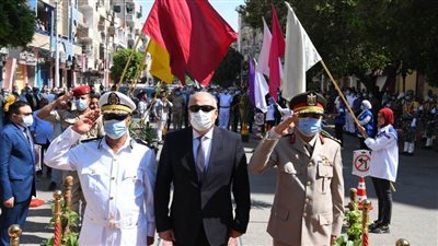 محافظ قنا يضع إكليلًا من الزهور على النصب التذكاري للجندي المجهول