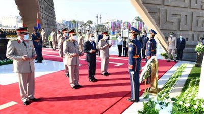 الرئيس السيسي يضع أكاليل الزهـور على قبر الجندى المجهول والزعيمين أنور السادات وجمال عبد الناصر