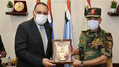 محافظ الشرقية وقائد قوات المظلات يتبادلان الدروع التذكارية بمناسبة ذكري أكتوبر المجيد  