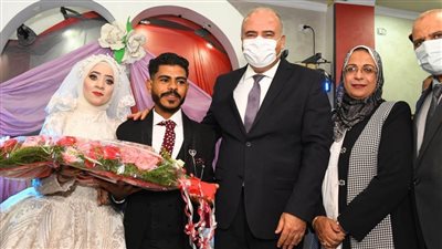 محافظ قنا وكيلا عن فتاة يتيمة أثناء عقد قرانها بنجع حمادي