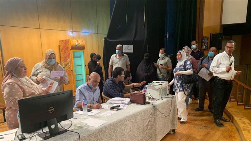 الصحفيون وأسرهم يتلقون