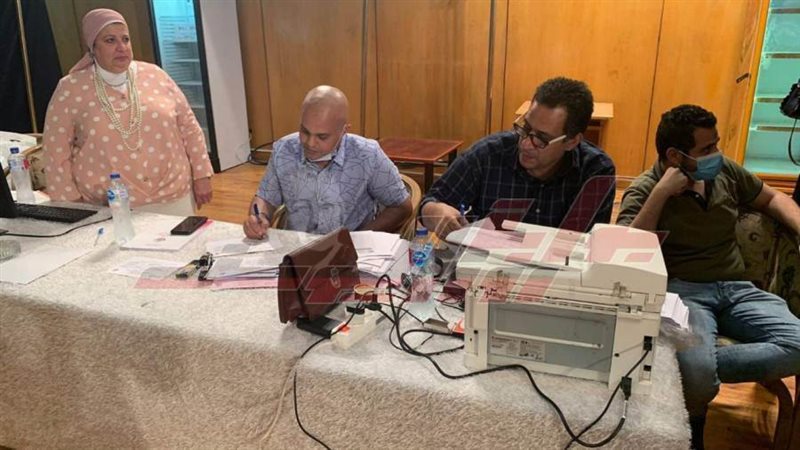 الصحفين يتلقون العلاج