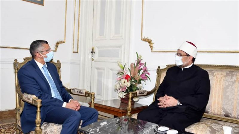 وزير الأوقاف يلتقي