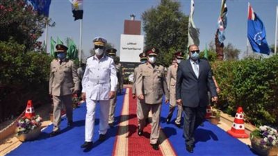 وضع إكليل الزهورعلى النصب التذكاري لقبر الجندي المجهول في احتفالات بني سويف بانتصارات أكتوبر 