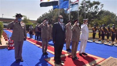 محافظ أسيوط وقائد المنطقة الجنوبية العسكرية يضعان إكليل الزهور على قبر الجندي المجهول