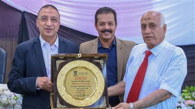 محافظ الإسكندرية يكرم الإدارة المركزية للسياحة والمصايف ويشيد بدورهم المتميز خلال الموسم