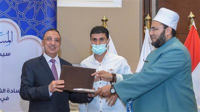  محافظ الإسكندرية  يكرم 100 من حفظة القرآن الكريم بمنطقتي النهضة والعامرية