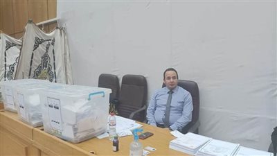 كبار السن يتقدمون صفوف الناخبين بنقابة أطباء القليوبية 