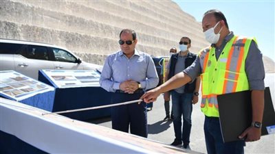 عاجل| الرئيس يتفقد طريق أم القمر ويستمع للعمال ويدون كلمة بلوحة المشروعات 