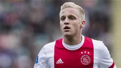 برشلونة يستهدف فان دي بيك بطلب من كومان