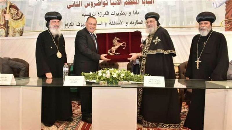 محافظ الشرقية يهدي