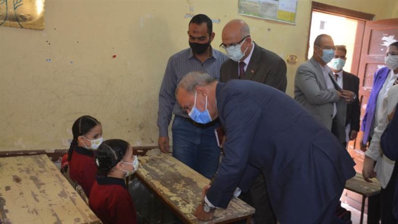 محافظ القليوبية يستمع