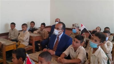 نائب محافظ المنيا يصطحب ابني الشهيد 