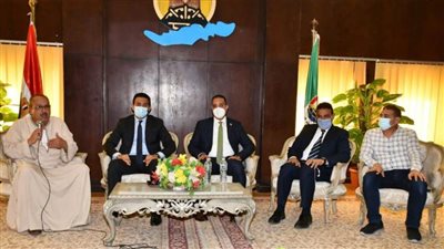 محافظ الفيوم يناقش مع رؤساء الجمعيات الزراعية آليات التوسع في تطبيق نظم الري الحديث