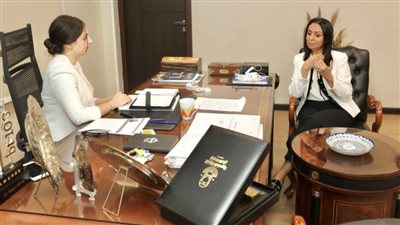 مايا مرسي تستقبل فتاة ضمن مبادرة 