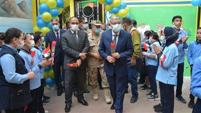محافظ المنيا يشهد بدء العام الدراسي بأول مدرسة يتم افتتاحها