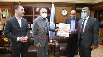 محافظ كفر الشيخ يكرم 