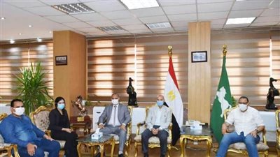 محافظ الشرقية يستقبل الطبيبة الصيدلانية صاحبة واقعة التعدي عليها بمحل عملها