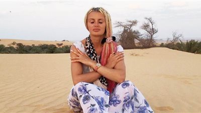 أوكرانية تزور الوادي الجديد لنشر سياحة التأمل بالصحراء البيضاء 