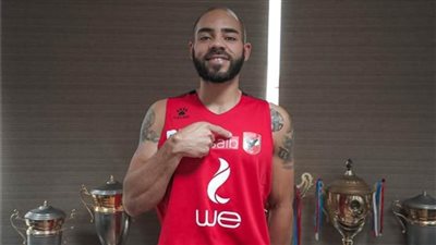 الأهلي يتفق مع الأمريكي مايكل تومسون على البقاء لموسم جديد