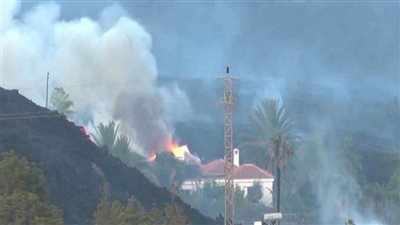  عاجل| النيران تلتهم ٧٠٠ منزل في نهر من الحمم البركانية (فيديو وصور)