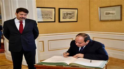 الرئيس السيسي يكتب كلمة في سجل الشرف بقصر الرئاسة المجرية