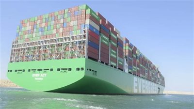 السفينة العملاقة EVER ACT تعبر قناة السويس 