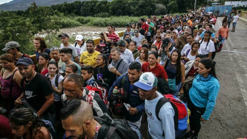 فنزويليون يقفون في