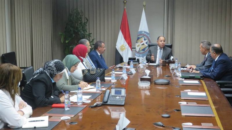 وزير المالية وقيادات