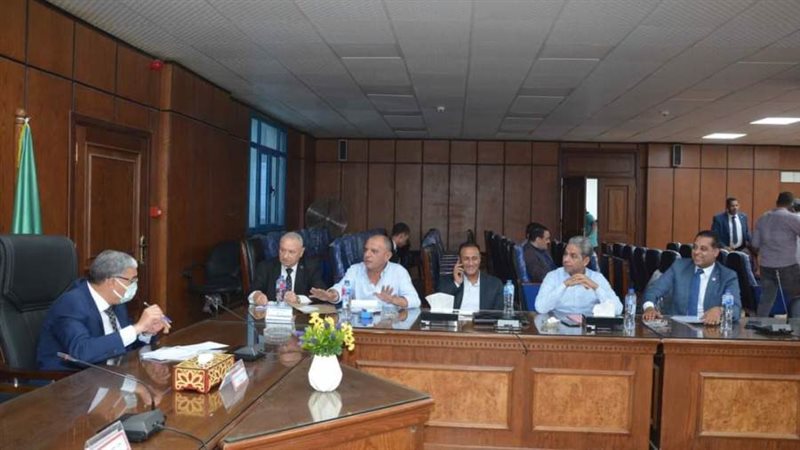 محافظ المنيا مع أعضاء