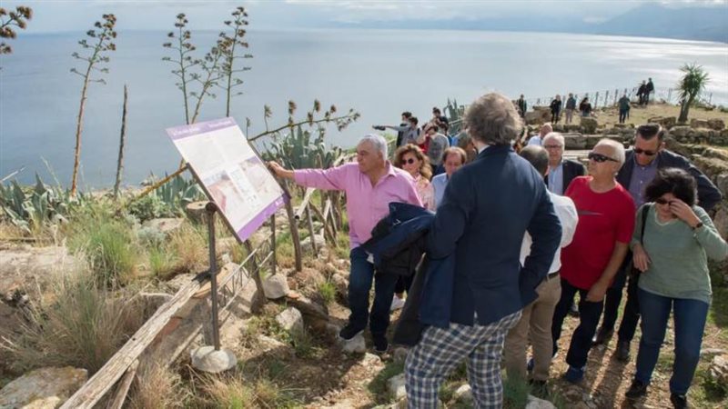 زاهى حواس يتفقد الكشف