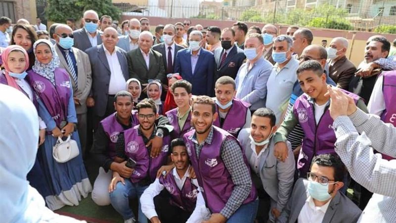 محافظ المنيا مع شباب