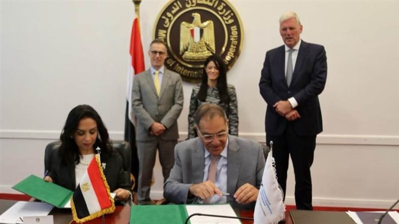 مايا مرسي خلال توقيع