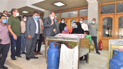 محافظ أسيوط يواصل توزيع أفران وماكينات خياطة كمشروعات مدرة للدخل على السيدات المعيلات