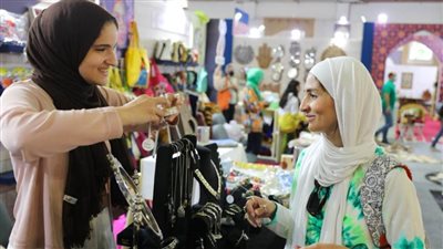 بالمشغولات الفضية والكروشيه .. القومي للمرأة يشارك في معرض تراثنا للحرف اليدوية